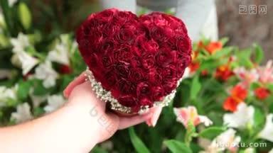 没有什么比心和玫瑰更能表达我爱你了，情人节男女手捧玫瑰心花束